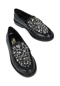 Czarne skórzane mokasyny z ozdobnym wierzchem, zdobionym różnymi kształtami kryształów, w tym okrągłymi i prostokątnymi, które dodają tekstury i detali.