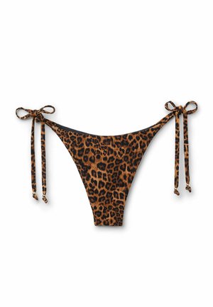 Leopardprint bikiniunderdel med bånd i siderne og små metalliske perledekorationer på hvid baggrund.
