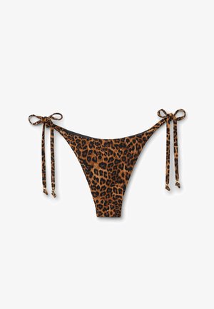 Leopardprint bikiniunderdel med bånd i siderne og små metalliske perledekorationer på hvid baggrund.