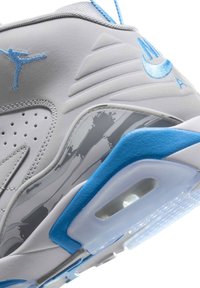 Šedá sportovní bota s hladkým materiálem, světle modrými akcenty, texturovanými vzory a viditelnou vzduchovou odpruženou jednotkou v podrážce.
