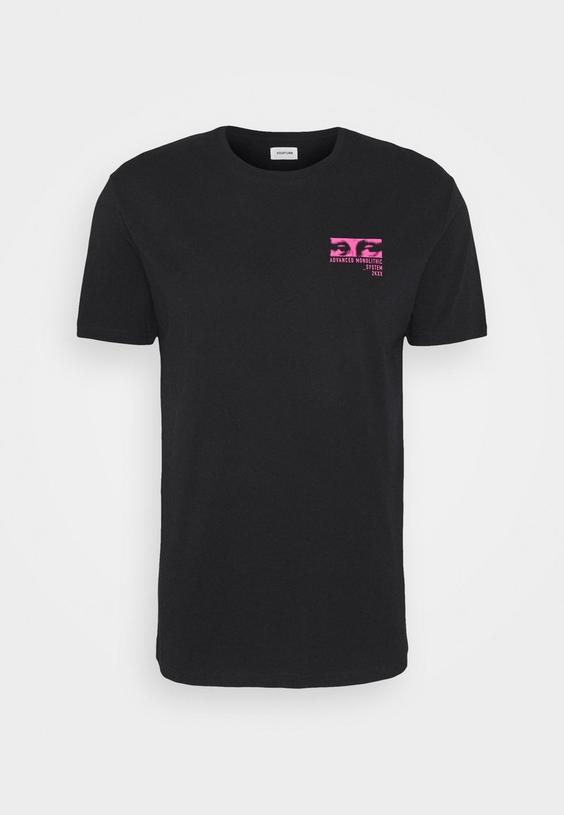 Camiseta de algodón negra con mangas cortas, con un diseño gráfico de texto rosa en la parte izquierda del pecho. Cuello redondo, corte estándar.