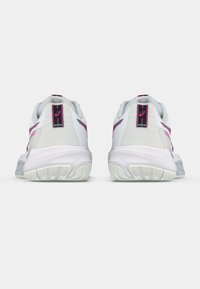 Valged sportkingad roosade detailidega, tekstuursete külgedega ja halli tallaga. Omavad sujuvat viimistlust ning kannal olevat logo.