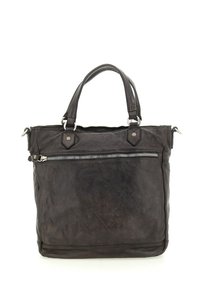 Borsa tote in pelle nera con due manici superiori, hardware argentato, una tasca frontale con zip e una finitura testurizzata. Design robusto e spazioso.