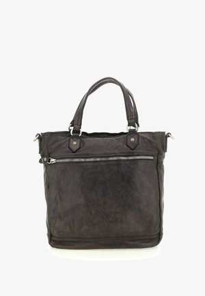 Borsa tote in pelle nera con due manici superiori, hardware argentato, una tasca frontale con zip e una finitura testurizzata. Design robusto e spazioso.