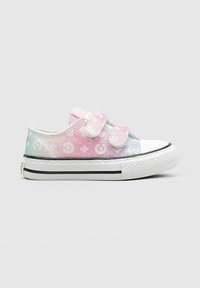 Zapatillas infantiles con un diseño degradado en tonos pastel, que presenta matices en rosa y azul, cintas de velcro y una puntera de goma blanca con acentos en negro.