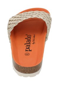 Lichtbeige geweven instapsandaal met een oranje binnenzool en witte zool; bevat een kurken tussenzool en het merk "Palado" is binnenin afgedrukt.