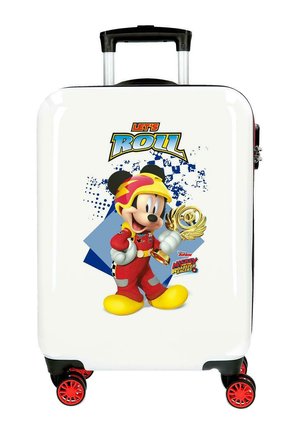 Maleta rígida blanca con Mickey Mouse vestido con traje de carreras rojo sosteniendo un trofeo dorado, texto "Vamos a rodar" y cuatro ruedas rojas.