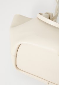 Gina Tricot MIDI LONG STRAP BAG - Käekott - ecru