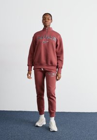 Nike Sportswear LOGO - Mikina - red sepia/platinum violet/armory navy
