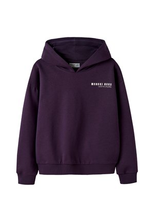 Sweat à capuche violet foncé à manches longues avec un texte devant indiquant "Maneki Neko Luck is Calling" sur la partie supérieure gauche de la poitrine.