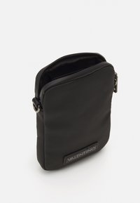 Borsa a tracolla nera in nylon, forma rettangolare, chiusura con zip, patch logo frontale, texture liscia con motivo diagonale sottile.