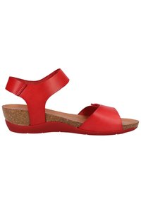 Rode leren sandalen met een kurken sleehak, open teen en enkelbandjes. Gladde textuur; minimalistisch ontwerp met een subtiele glans.