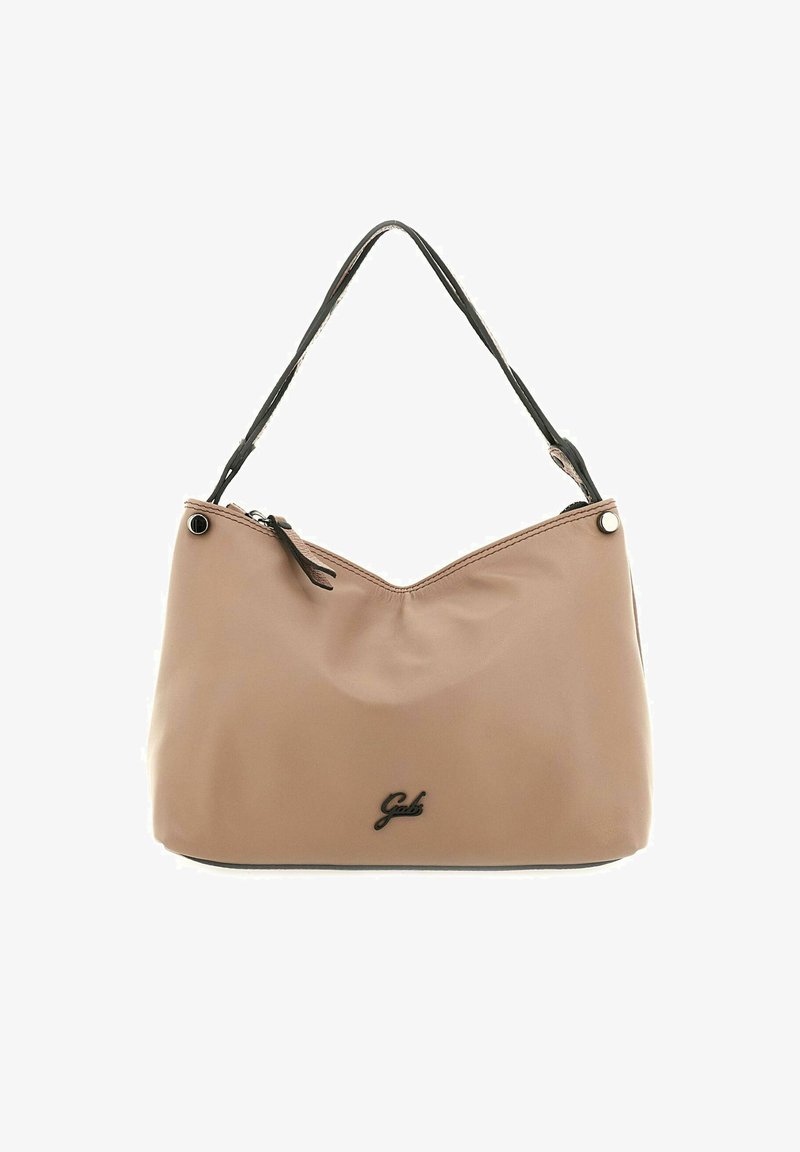 Bolso de mano beige con cremallera y un acento negro, con una sola correa para el hombro. Material liso con un ligero brillo y un detalle de logo en la parte frontal.