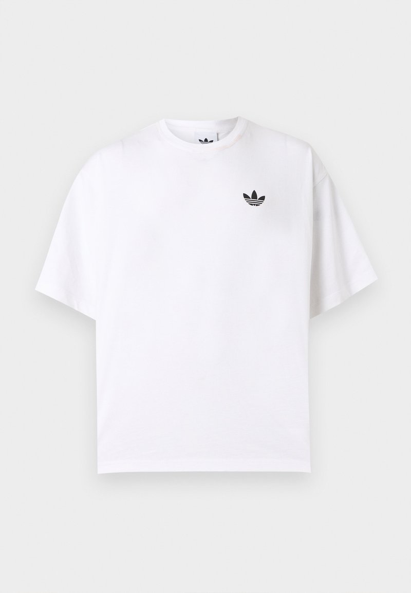 Weißes T-Shirt mit kurzen Ärmeln und Rundhalsausschnitt, mit schwarzem Adidas-Trefoil-Logo auf der oberen linken Brust, vor einfarbigem Hintergrund dargestellt.