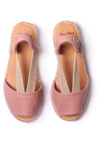 Sandali in pelle rosa con cinturini elastici beige, design aperto alla punta e bordo in juta intrecciata. Nome del marchio stampato all'interno.