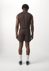 ICANIWILL STRIDE - 2 az 1-ben rövidnadrág - dark brown