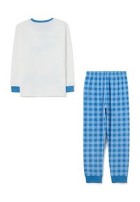 Haut à manches longues blanc avec des poignets bleus ; pantalon de pyjama en polaire à carreaux bleus et bleu clair avec ceinture élastique et poignets assortis.