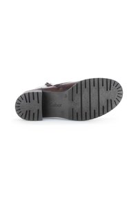 Chaussure en cuir marron avec une semelle en caoutchouc noir texturé, présentant des rainures horizontales et un logo Gabor. Fermeture éclair sur le côté.