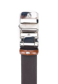 Czarny skórzany pasek z polerowaną srebrną klamrą i brązowym skórzanym akcentem. Klamra ma mechanizm zatrzaskowy zapewniający bezpieczne zapięcie.