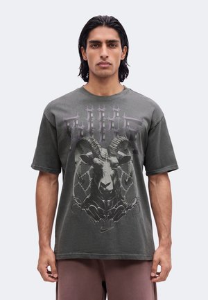 Nike Performance, TEE M90 GOAT - Тениска с щампа - black