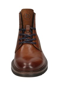 Braune Lederstiefeletten mit glatter Textur, runder Kappe, marineblauen Schnürsenkeln und einem geprägten Logo auf der Zunge. Gummisohle mit leichtem Absatz.