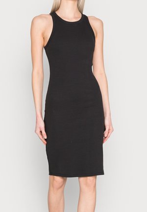 Schwarzes, figurbetontes Kleid aus geripptem Material. Es hat ein ärmelloses Design mit einem runden Ausschnitt und reicht bis zum Knie.