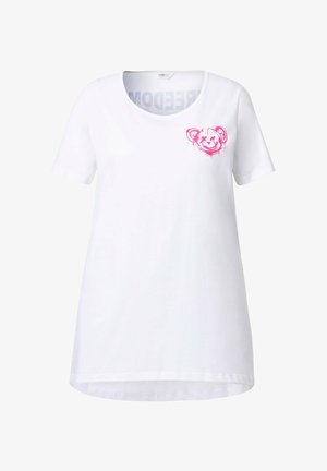 T-shirt bianco a maniche corte in cotone, con una grafica di un orso rosa sul lato sinistro del petto. Collo arrotondato e vestibilità morbida.
