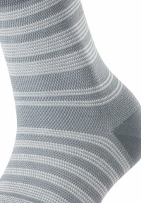 Grau gemusterte Socke mit horizontalen Streifen. Verfügt über eine strukturierte Webart sowie einen einfarbigen grauen Zehen- und Fersenbereich.