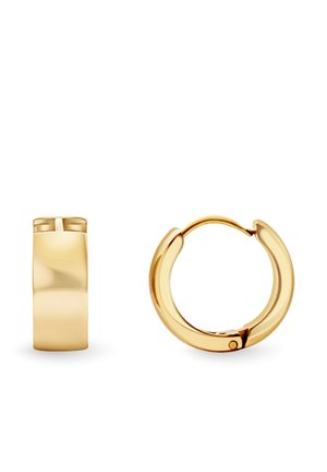 Orecchini a cerchio piccoli in oro lucido, uno mostrato chiuso e l'altro aperto con chiusura a cerniera, su uno sfondo bianco.