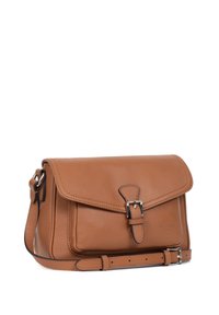 Tan leren schoudertas met een klep sluiting, gesp detail en verstelbare schouderband. Heeft een gladde textuur en een minimalistisch ontwerp.