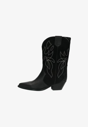 Schwarze Cowboy-Stiefel mit einer glatten Leder-Zehenkappe, einem Wildleder-Schaft mit floralem Stickereimuster und einem niedrigen gestapelten Absatz.