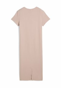 Robe rose pâle, longueur genou, fabriquée dans un tissu doux et côtelé. Présente des manches courtes et une couture au dos avec une petite fente à l'ourlet.