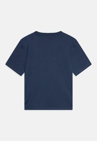 Camiseta de manga corta azul marino, fabricada en algodón suave. Presenta un cuello redondo y un bajo recto, sin patrones ni gráficos visibles.