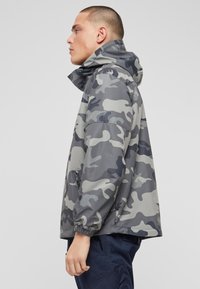 Brandit Vindjakke - grey camouflage