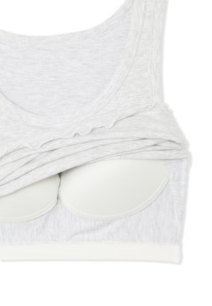 Canotta per allattamento in tessuto grigio chiaro a costine con coppe del reggiseno imbottite integrate, parzialmente sollevata per mostrare la struttura interna del reggiseno.