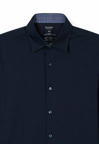 Dunkelblaues Hemd mit Knopfverschluss aus glattem Stoff, mit einem kontrastierenden gemusterten Innenkragen und sechs passenden Knöpfen auf der Vorderseite.