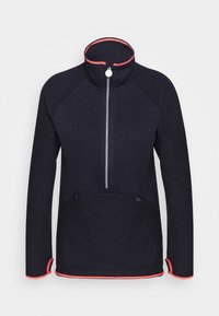 Marineblauwe fleece pullover met een hoge kraag, een rits aan de voorkant tot de helft, twee voorke pockets en rode accenten langs de kraag en boorden. Zachte textuur.