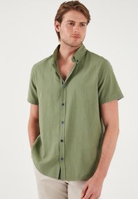 REGULAR FIT - Camisa - khaki