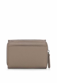 Portafoglio in pelle taupe testurizzata con chiusura a zip. Forma rettangolare con un piccolo dettagliato per il cursore della zip. Cuciture lisce lungo i bordi.