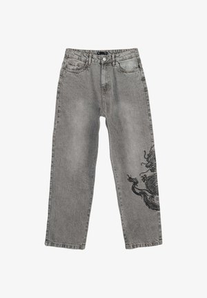 Szare dżinsy denim z czarną grafiką smoka na prawej nogawce, styl z pięcioma kieszeniami, zamek błyskawiczny i zapięcie na guzik w pasie.