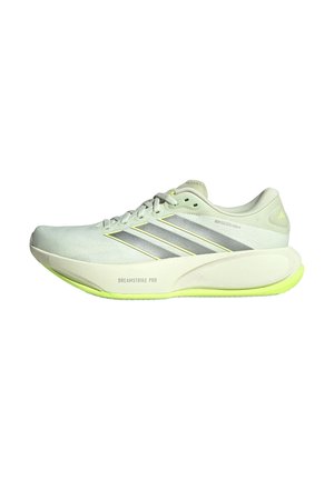 Chaussure de course Adidas Dreamstrike Pro vert clair avec trois bandes grises et détails de semelle jaune fluo, vue de profil latéral.