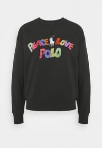 Zwarte sweatshirts met meerkleurige tekst "Peace Love Polo" en een witte polo-speler afbeelding aan de voorkant. Klassieke ronde hals en manchetten.