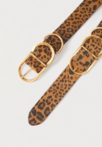 Két barna és fekete leopárdmintás öv arany ovális csatával világos háttéren.