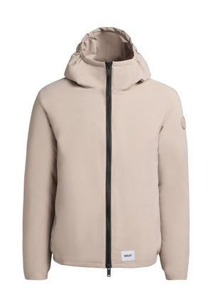 Beige gepolsterte Jacke mit hohem Kragen und verstellbarem Kapuze. Mit einem zentralen schwarzen Reißverschluss und einem Logo-Patch am linken Ärmel.