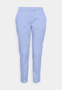 Hellblaue, maßgeschneiderte Hose mit schlanker Passform, glatter Textur und Gürtelschlaufen. Verfügt über Seitentaschen und einen sauberen Saum.