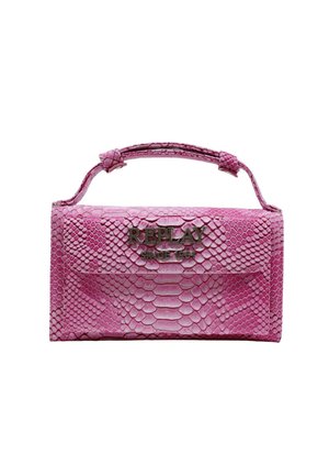 Roze handtas met textuur van slangenleer in rechthoekige vorm, voorzien van een handvat en een metalen logo "REPLAY SINCE 1981" op de voorflap.