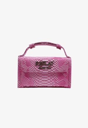 Rosa håndtaske i slangeskindstekstur, rektangulær med enkelt håndtag og metal "REPLAY SINCE 1981" logo på forflappen.