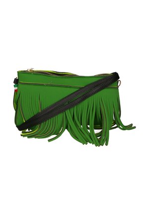 Grünes Lederhandtasche mit Fransen und schwarzem Trageriemen, ausgestattet mit einem Reißverschluss und gelben Nähten. Kompakte rechteckige Form.