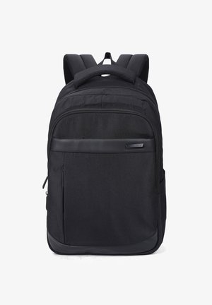 Zwarte stoffen rugzak met gevoerde schouderbanden, voorzak met rits en gladde synthetische accenten bij de onderkant en de ritsgebieden.