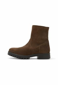 Botas de tobillo de ante marrón con punta redonda, paneles laterales elásticos y una suela de goma texturizada. Sin marca ni adornos visibles.